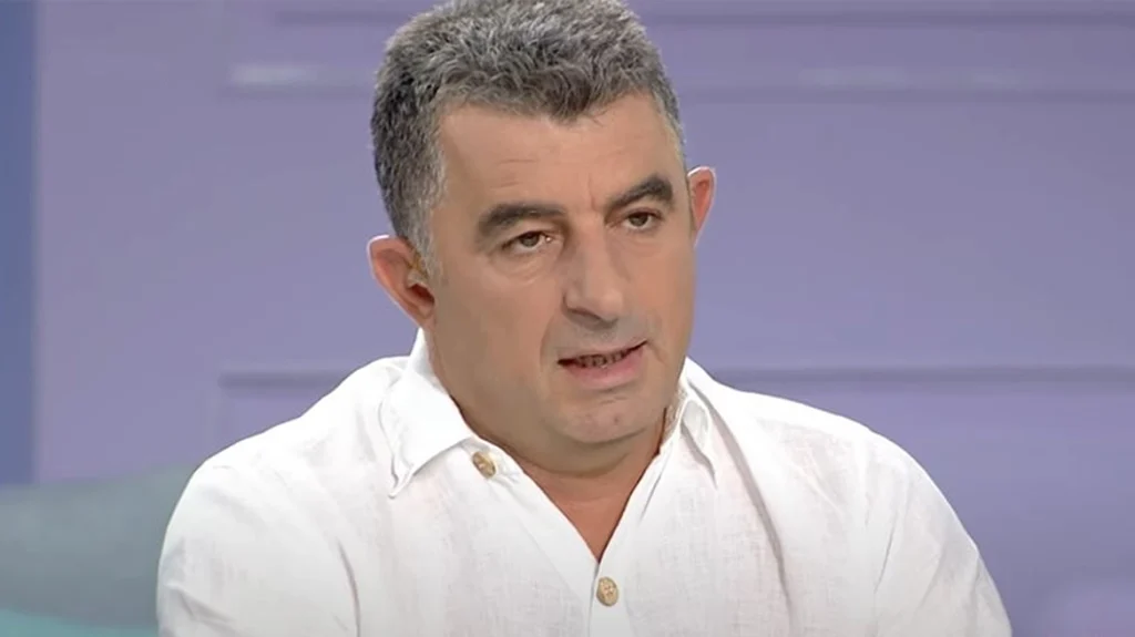 Γιώργος Καραϊβάζ: «Η ΕΥΠ παρακολουθούσε τον δημοσιογράφο – Έχουν εξαφανιστεί 10.000 συνομιλίες», λέει η δικηγόρος της οικογένειας (video)