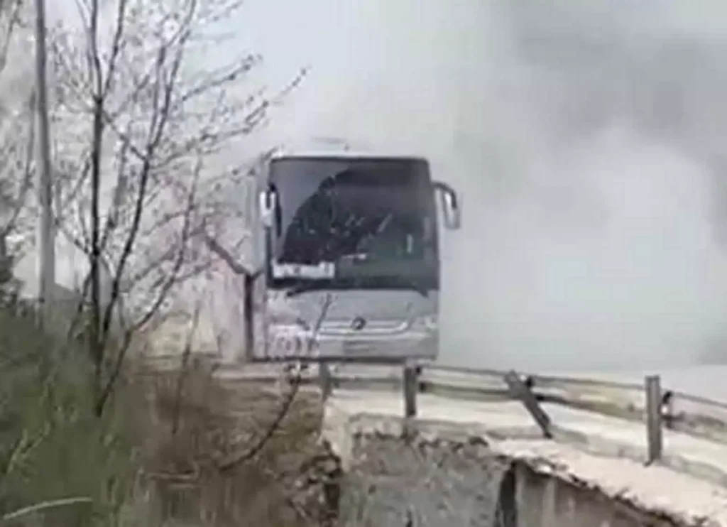 Μέτσοβο: Σοκαριστικό βίντεο από φωτιά σε λεωφορείο – Μετέφερε μαθητές από Θεσσαλονίκη – Η μαρτυρία μιας μητέρας