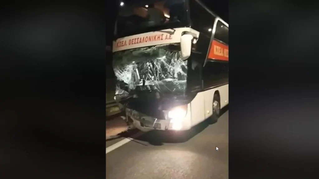 Πλαταμώνας: Τροχαίο με ένα 19χρονο νεκρό και 6 τραυματίες – Λεωφορείο του ΚΤΕΛ συγκρούστηκε στην Εθνική Οδό με 2 ΙΧ  (video)