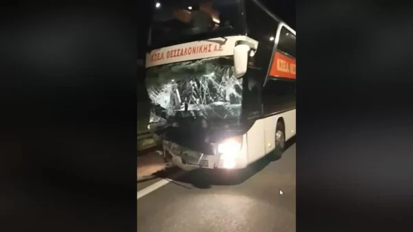 Πλαταμώνας: Τροχαίο με ένα 19χρονο νεκρό και 6 τραυματίες – Λεωφορείο του ΚΤΕΛ συγκρούστηκε στην Εθνική Οδό με 2 ΙΧ  (video)