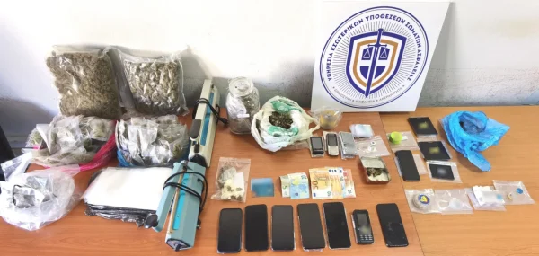 Αστυνομικός διακινούσε ναρκωτικά με το περιπολικό – Οι κωδικοποιημένες συνομιλίες και οι κρυψώνες