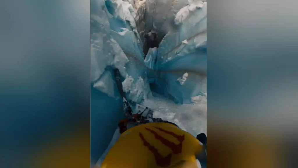 Σκιέρ πέφτει σε χαράδρα πολλών μέτρων στις Άλπεις – Δείτε βίντεο που κόβει την ανάσα