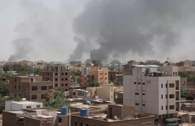 Σουδάν: Δραματικές στιγμές για τους εγκλωβισμένους Έλληνες στην Μητρόπολη – «Δεν πλησιάζουμε στα παράθυρα, μπορεί να σκοτωθούμε» (video)