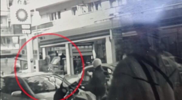 Θεσσαλονίκη: «Άρπαξε την κλήση που τού έκοψα, προσπάθησε να την βάλει στα ρούχα μου & μετά πάτησε τον συνάδελφό μου», είπε η δημοτική αστυνομικός (video)