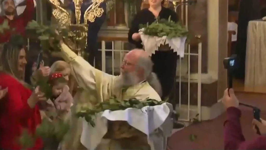 Xίος: Χαμός και φέτος στην πρώτη Ανάσταση  με τον …ιπτάμενο ιερέα που έχει γίνει viral (video)