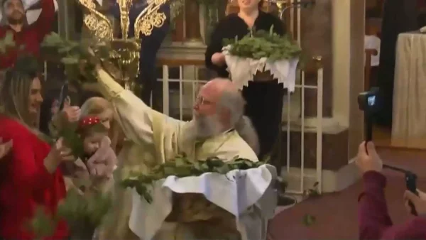 Xίος: Χαμός και φέτος στην πρώτη Ανάσταση  με τον …ιπτάμενο ιερέα που έχει γίνει viral (video)