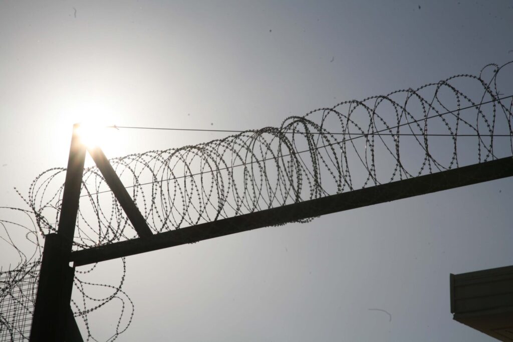 Κρήτη – Φρίκη για ανήλικο κρατούμενο: «Μαμά, με βίαζαν κάθε βράδυ στο κελί» – Βίντεο με την καταγγελία του νεαρού