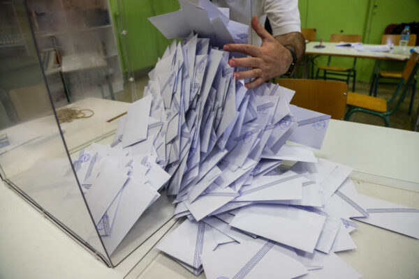 Δημοσκόπηση Metron Analysis: Στις 15,9 μονάδες η διαφορά ΝΔ και ΠΑΣΟΚ – Το 24% θα ψήφιζε ένα νέο κόμμα Τσίπρα