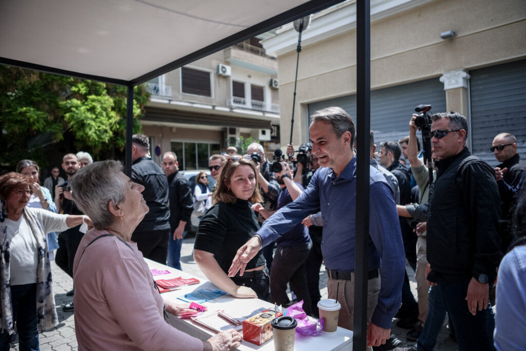 Επεισόδιο στην Κυψέλη με το ΜέΡΑ 25: Αρνήθηκαν να χαιρετίσουν  τον Μητσοτάκη  – «Να μας κοπεί το χέρι» – «Είστε υπόδειγμα ευγένειας” (εικόνες&video)