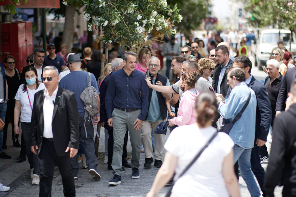 Μητσοτάκης: Βόλτα  στην Ερμού και καφέ με τους δημοσιογράφους (video)