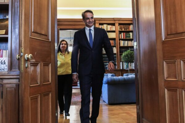 Μητσοτάκης: Παρέδωσε τη διερευνητική εντολή – Τα τηλεφωνήματα στους πολιτικούς αρχηγούς