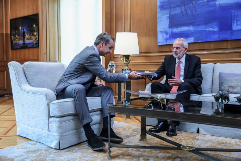 Ιωάννης Σαρμάς: Ανέλαβε  υπηρεσιακός πρωθυπουργός – Παρέλαβε από τον Μητσοτάκη τον μπλέ φάκελο (video)