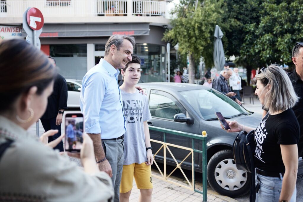 Κυριάκος Μητσοτάκης: Επίσκεψη στο Μοσχάτο – Συνομίλησε με πολίτες και επισκέφτηκε το περίπτερο της ΝΔ (εικόνες&video)