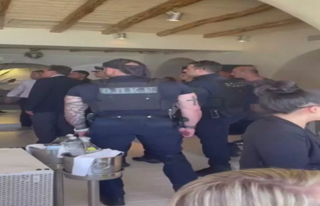 Μύκονος – Nammos: Αστυνομικοί – κομάντο εισβάλλουν στο εστιατόριο ενώ οι πελάτες τρώνε αμέριμνοι (video)