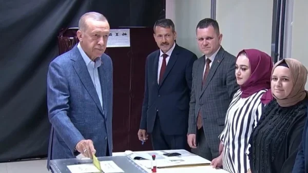 Ο Ερντογάν μοιράζει χρήματα σε παιδιά, στο εκλογικό κέντρο που πήγε να ψηφίσει – Δείτε το βίντεο