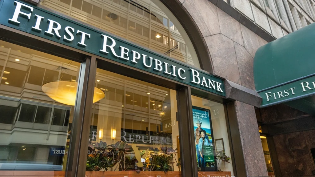 First Republic Bank: Νέο «κανόνι» στις ΗΠΑ – Κατέρρευσε η τράπεζα, στην JPMorgan οι καταθέσεις