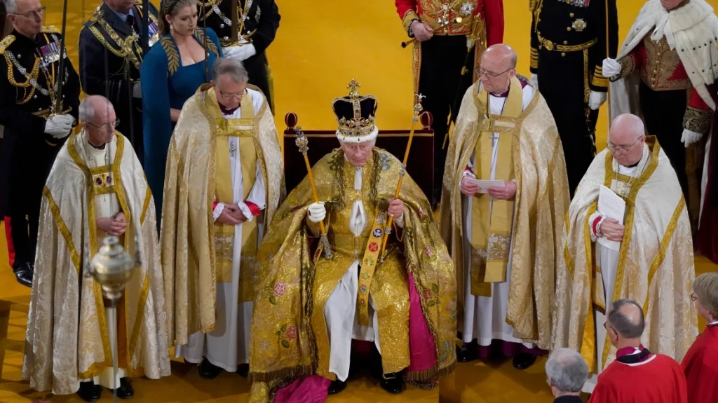 «God Save the King»: Ο Κάρολος στέφθηκε βασιλιάς  με το στέμμα του Αγίου Εδουάρδου – Δείτε όλο το τελετουργικό