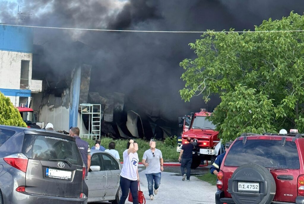 Λάρισα: Μεγάλη φωτιά σε εργοστάσιο με μοκέτες έξω από τον Πλατύκαμπο
