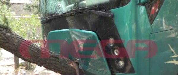 Αίγινα: Πώς έγινε το ατύχημα με πούλμαν όπου τραυματίστηκαν  τρεις μαθήτριες – Εικόνες από το σημείο του τροχαίου (video)