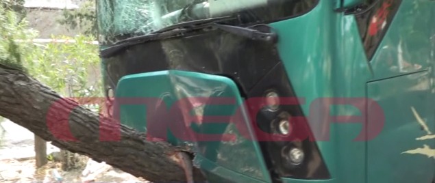 Αίγινα: Πώς έγινε το ατύχημα με πούλμαν όπου τραυματίστηκαν  τρεις μαθήτριες – Εικόνες από το σημείο του τροχαίου (video)