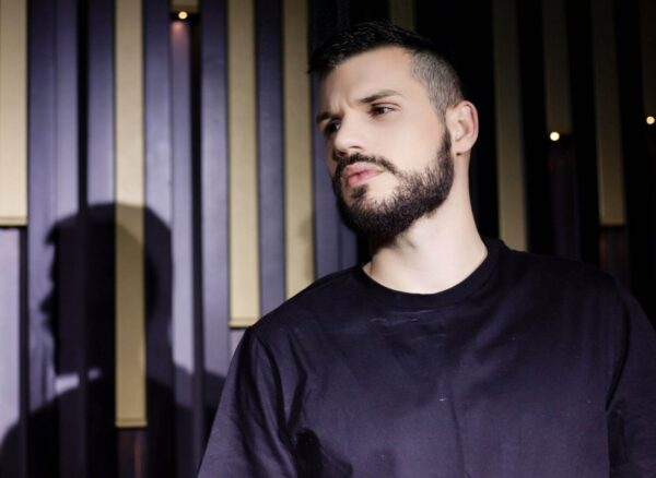 Ξεχωρίζει το «Σέρτικο φιλί» του Ανδρέα Μπικάκη