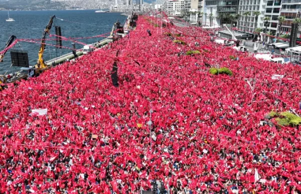 Τουρκία: Το «κόκκινο ποτάμι» του Κιλιτσντάρογλου στην Σμύρνη και δημοσκοπικό θρίλερ με τον Ερντογάν
