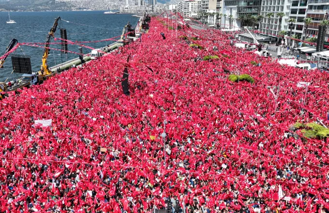Τουρκία: Το «κόκκινο ποτάμι» του Κιλιτσντάρογλου στην Σμύρνη και δημοσκοπικό θρίλερ με τον Ερντογάν