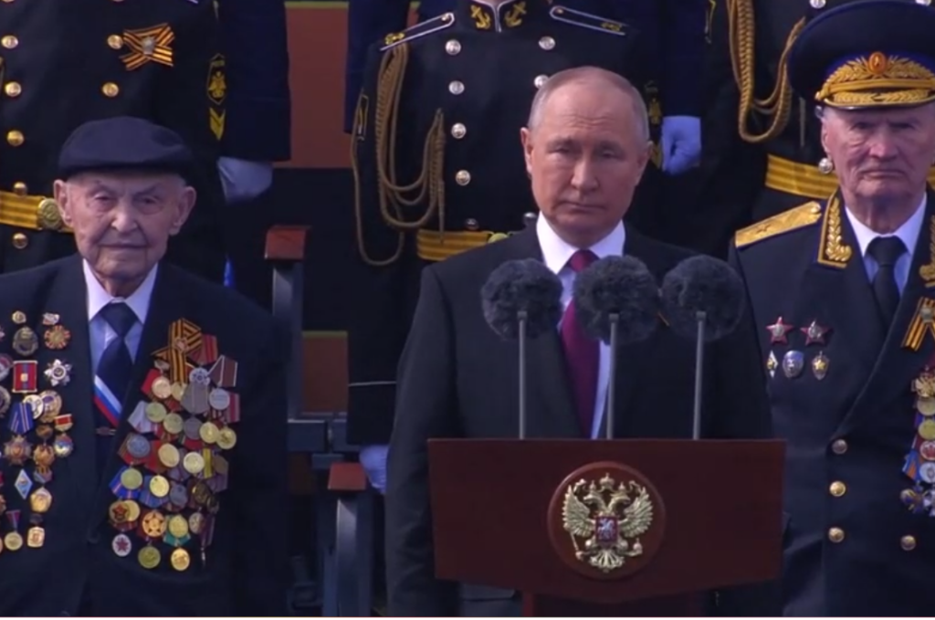 Πούτιν στην Ημέρα της Νίκης: Εξαπολύθηκε πραγματικός πόλεμος εναντίον μας – Μην ξεχνάτε ποιοι νίκησαν τους ναζί (video)