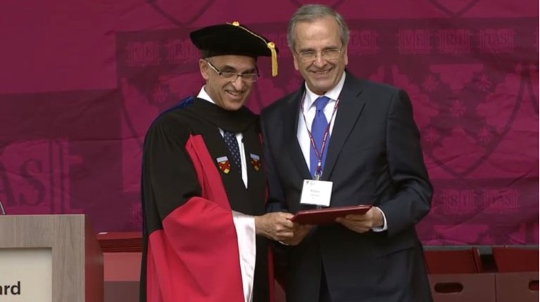 Harvard: Ο Αντώνης Σαμαράς βραβεύτηκε με την ύψιστη διάκριση του Πανεπιστημίου