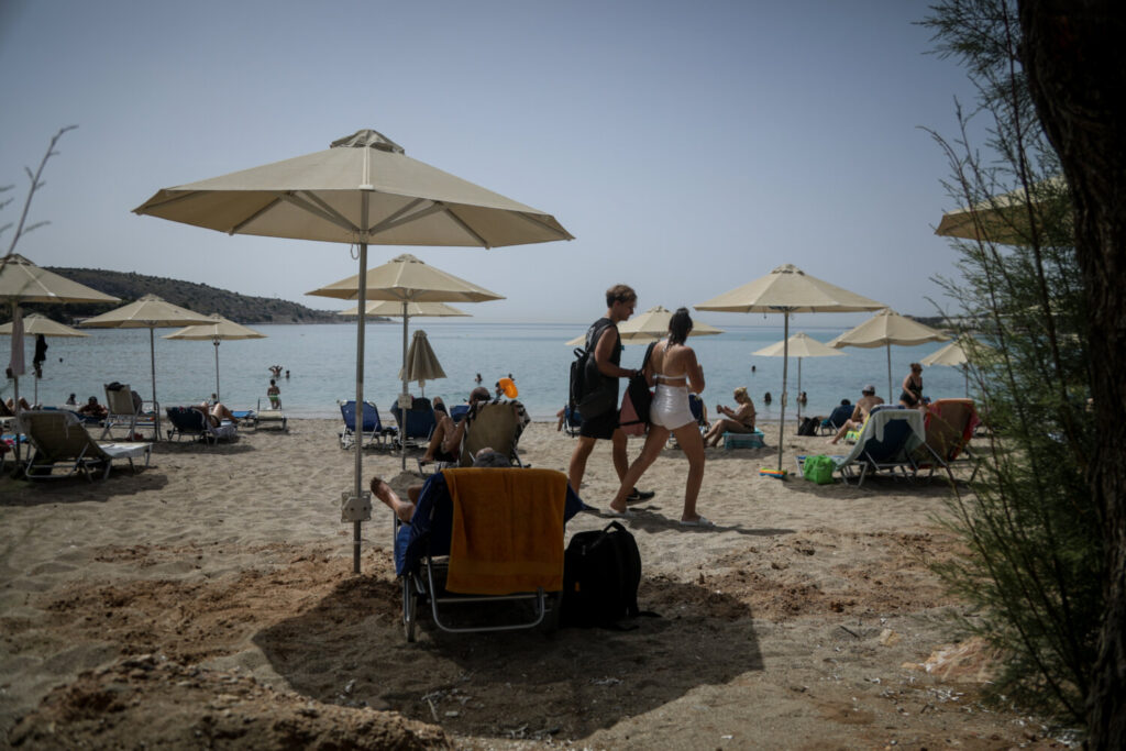 Άγριος καβγάς για μια ξαπλώστρα στην Ακτή Βουλιαγμένης: 76χρονος επιτέθηκε σε  82χρονο που πέθανε από τα βαριά τραύματα