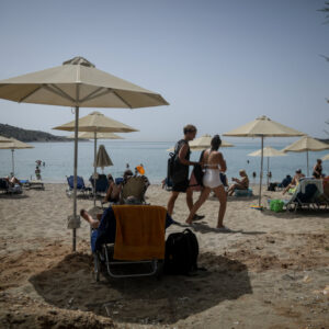 Άγριος καβγάς για μια ξαπλώστρα στην Ακτή Βουλιαγμένης: 76χρονος επιτέθηκε σε  82χρονο που πέθανε από τα βαριά τραύματα