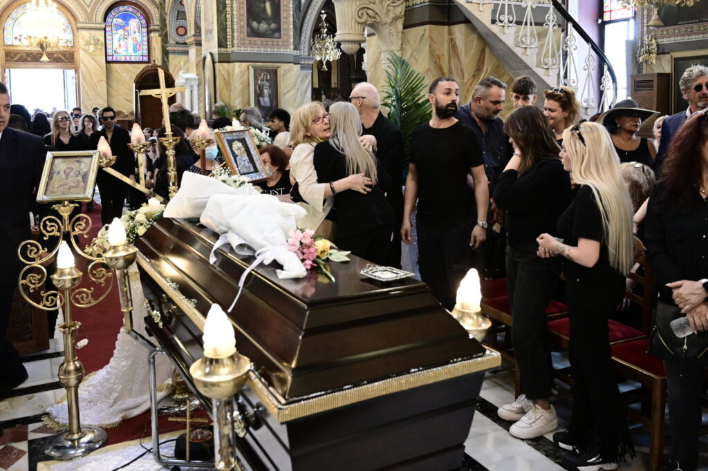 Κηδεία Γιάννη Φλωρινιώτη: Mε το «πειράζει που είμαι μεγάλη φίρμα» το τελευταίο αντίο» – «Έσπασε» η κόρη του (εικόνες)
