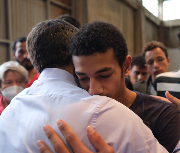 Αλέξης Τσίπρας: Η συνάντηση και η αγκαλιά με τον 15χρονο επιζώντα που έχασε τον αδερφό του