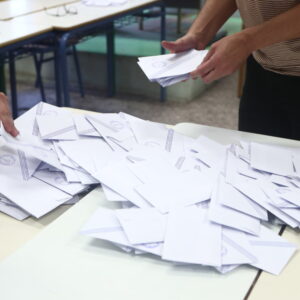 Δημοσκόπηση Real Polls: Σε υψηλό 9μήνου η Νέα Δημοκρατία με προβάδισμα 16,3 μονάδων από το ΠΑΣΟΚ – Εθνική συναίνεση για την Κύπρο