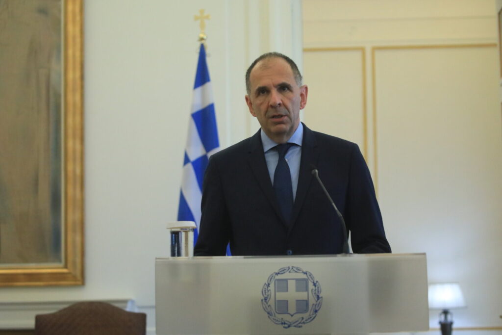 «Η ελληνική εξωτερική πολιτική στηρίζεται στο Διεθνές Δίκαιο» είπε ο Γεραπετρίτης στην παράδοση-παραλαβή του ΥΠΕΞ