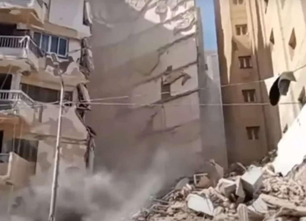 Αίγυπτος: Κατέρρευσε κτίριο 13 ορόφων στην Αλεξάνδρεια –Άγνωστος ο αριθμός των αγνοούμενων (video)