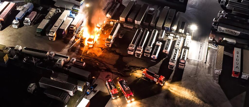 Ασπρόπυργος: Μαφιόζικη επίθεση με καλάσνικοφ σε βενζινάδικο – Έκαψαν  φορτηγά – Τι ερευνά η ΕΛ.ΑΣ