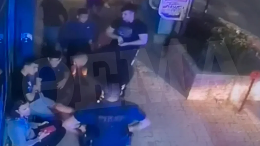 Ελληνικό: Δείτε βίντεο-ντοκουμέντο από τη ληστεία με μαχαίρι σε βάρος 17χρόνου από δύο κουκουλοφόρους