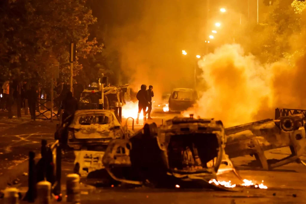 Γαλλία: Άγρια επεισόδια – Νεκρός διαδηλωτής που έπεσε από ταράτσα κτιρίου – Τεθωρακισμένα και 45.000 αστυνομικοί στους δρόμους
