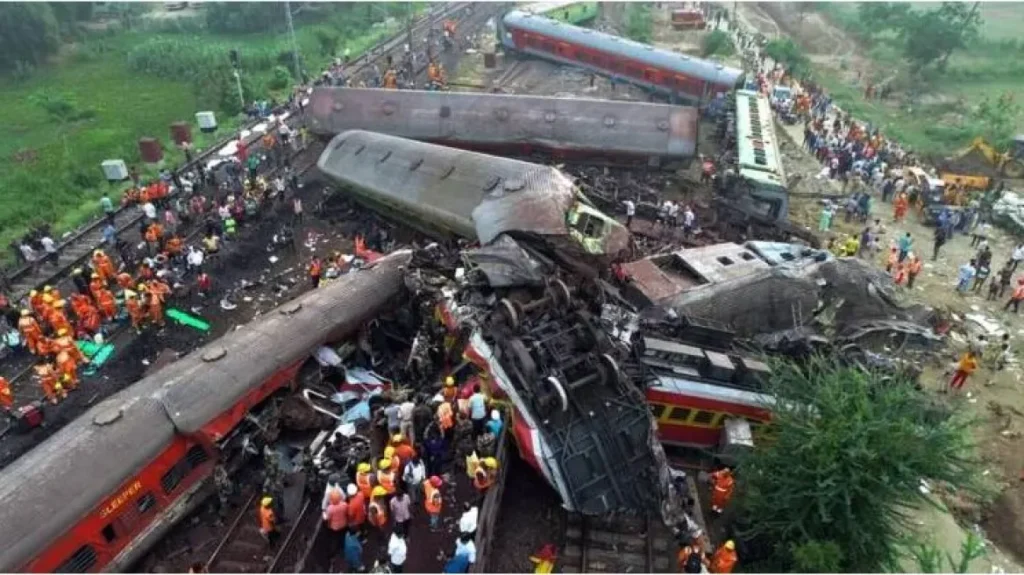Τραγωδία στην Ινδία: Στους 288 οι νεκροί από τη σύγκρουση των τρένων – Φόβοι ότι θα αυξηθούν (video)