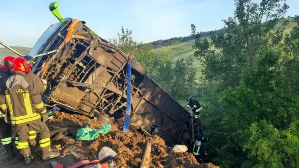 Τροχαίο στην Ιταλία: Τουριστικό λεωφορείο έπεσε σε γκρεμό – Ένας νεκρός και 14 τραυματίες