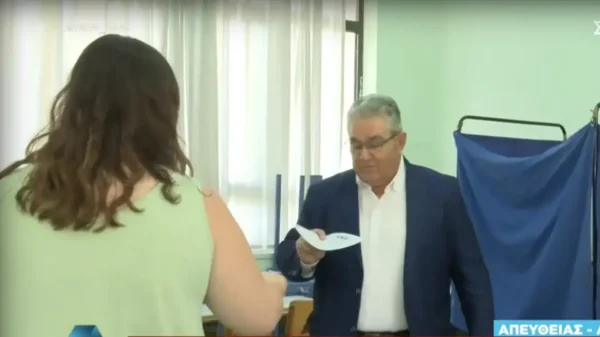 Εκλογές 2023: Απρόοπτο – Δεν έδωσαν στον Δημήτρη Κουτσούμπα ψηφοδέλτιο του ΚΚΕ (video)