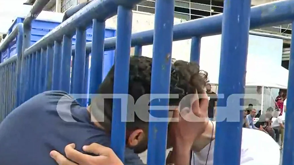 Ναυάγιο στην Πύλο: Βρήκε τον αδελφό του που έψαχνε  ανάμεσα στους διασωθέντες – Συγκλονιστικές στιγμές (video)