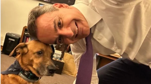 H επιστροφή Μητσοτάκη στο Μαξίμου μαζί με τον …Peanut !