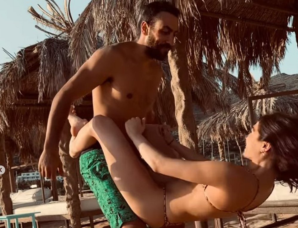 Μελίνα Νικολαΐδη – Αλέξανδρος Πολυχρονιάδης: Κάνει γυμναστική κι ανταλλάσσουν φιλιά σε παραλία της Ίου (video)