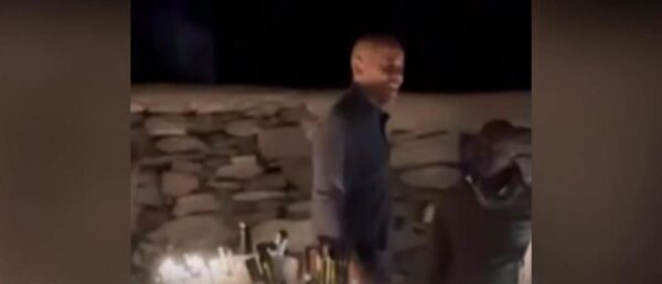 Μπαράκ Ομπάμα: Στη Σίφνο οικογενειακώς με  τον Τομ Χανκς – Δείπνο σε εστιατόριο του νησιού και βόλτες στα σοκάκια (video)