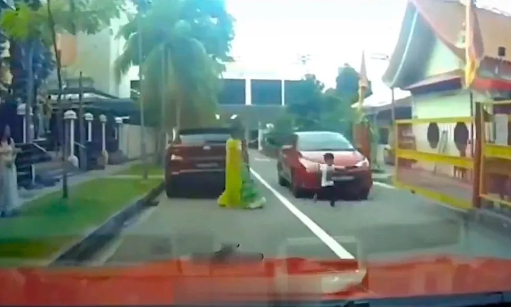 Σοκαριστικό βίντεο με τροχαίο  ατύχημα παιδιού μπροστά στα μάτια της μητέρας του