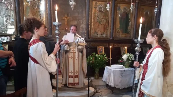 Τέθηκε σε αργία ιερέας επειδή έντυσε παπαδάκια δύο κορίτσια σε λειτουργία στην Πλάκα– Αντιδράσεις για την απόφαση της Αρχιεπισκοπής