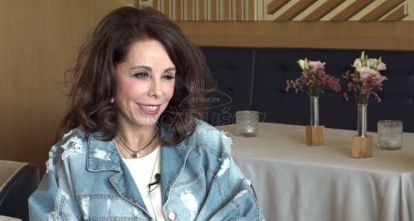 Βούλα Πατουλίδου: «Πήγα να κάνω έκπληξη στον άντρα μου και τον είδα με μια άλλη γυναίκα στη μηχανή του» (βίντεο)