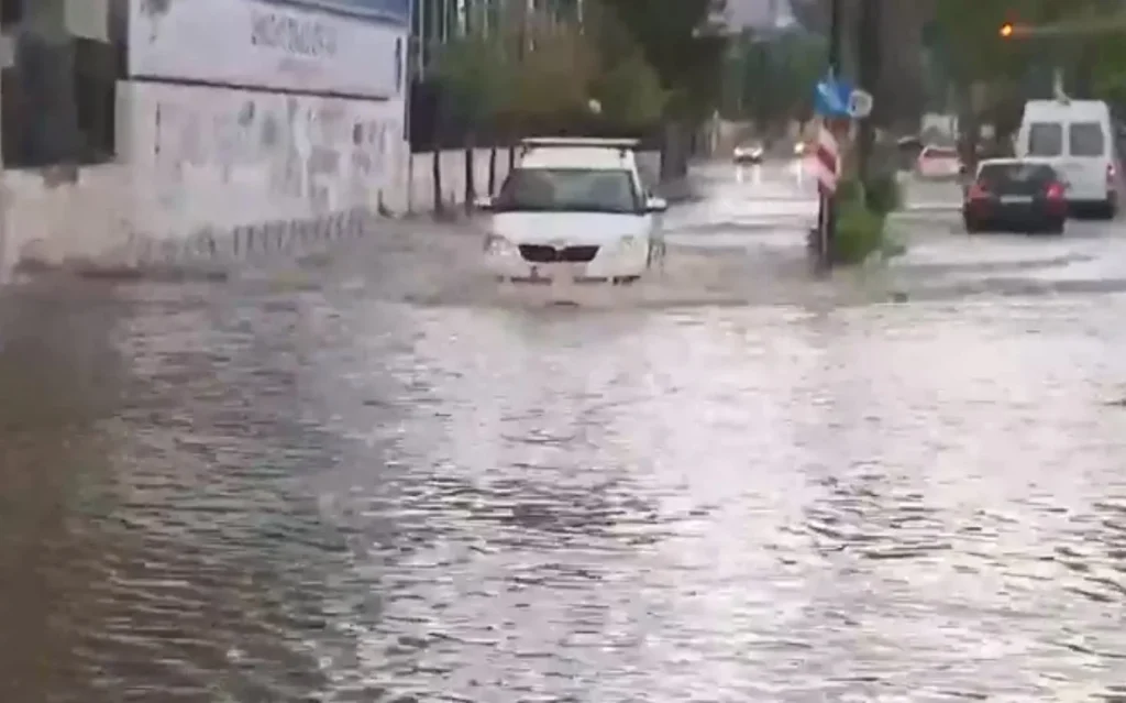 Κακοκαιρία: Νέο μήνυμα 112 σε Εύβοια και Βορειοανατολική Αττική –Πλημμύρες στα Σπάτα (video)